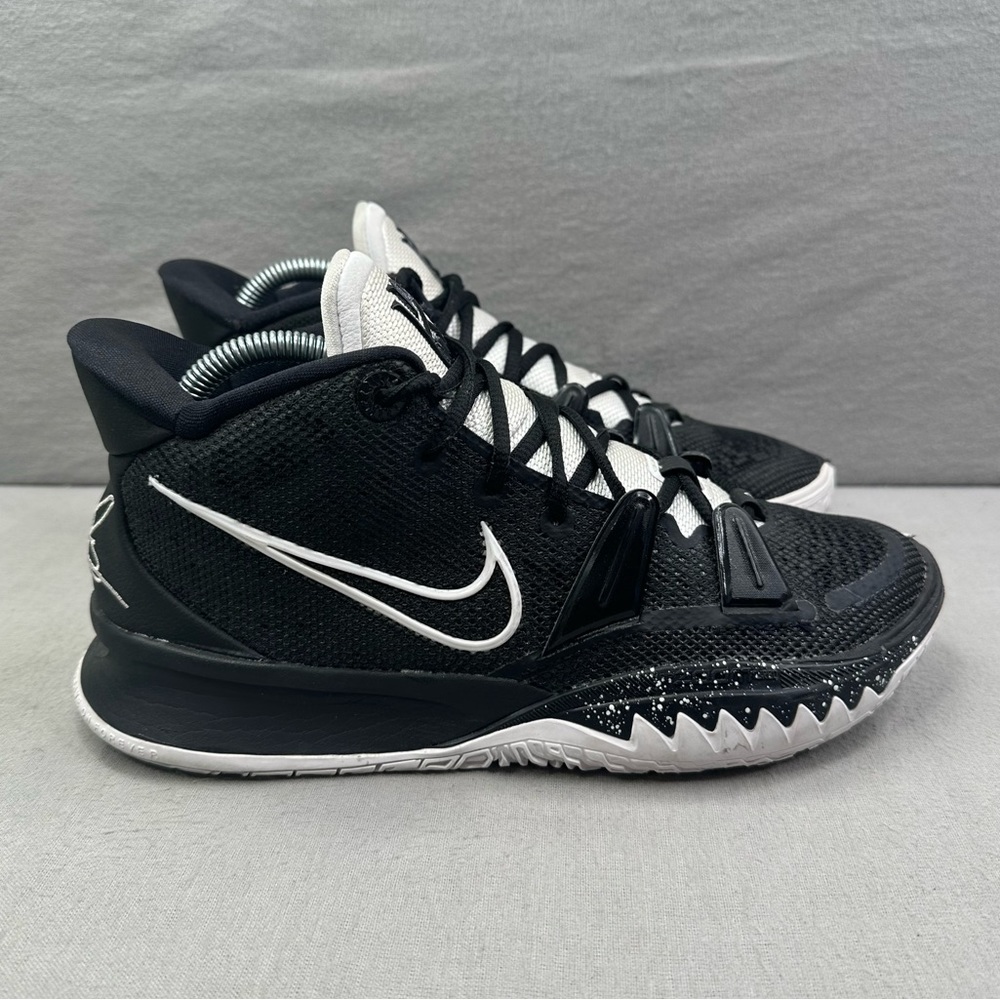 Nike Kyrie 7 TB Mens Size 7.5 (Womens 9) Shoes Basketball Black/White